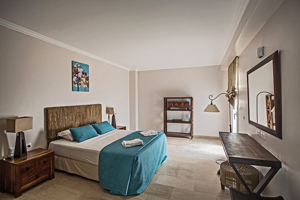 Bedroom 5, lower ground floor with en suite bathroom and king size bed