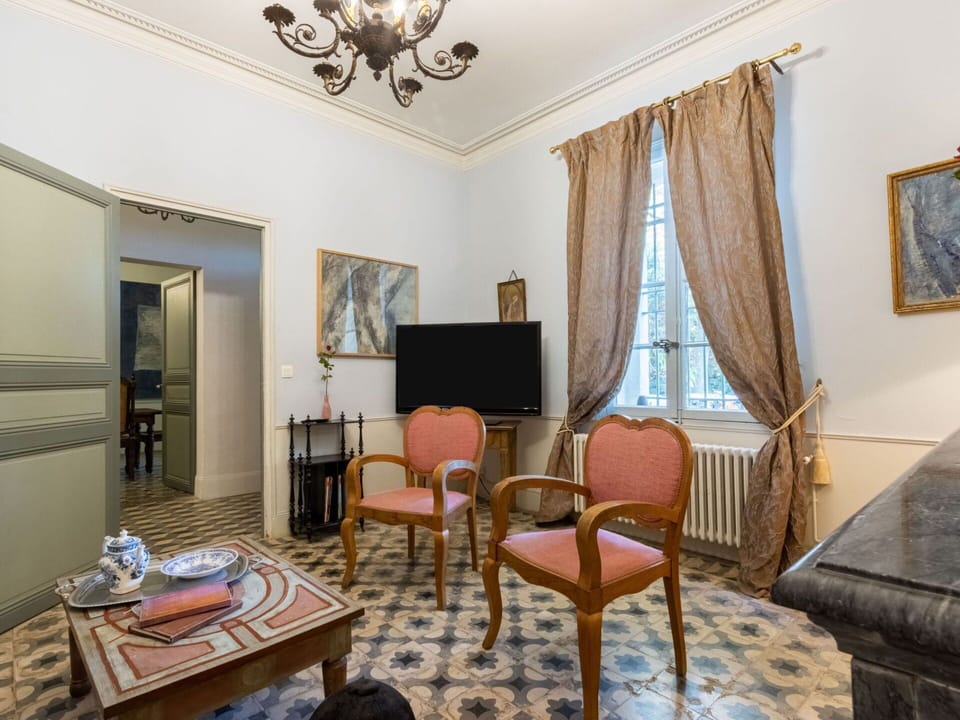 Picture Frame, Furniture, Property, Table, Wood, Chair, Lighting, Interior Design, Floor, Flooring