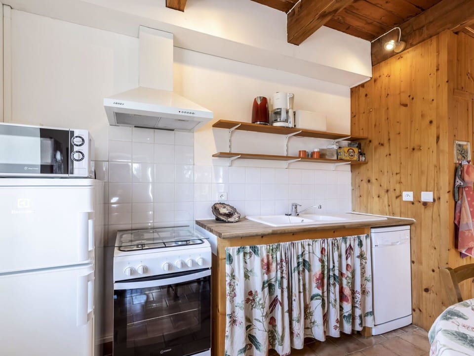 Property, Kitchen Appliance, Cabinetry, Kitchen, Kitchen Stove, Home Appliance, Wood, Gas Stove, Cooktop, Major Appliance