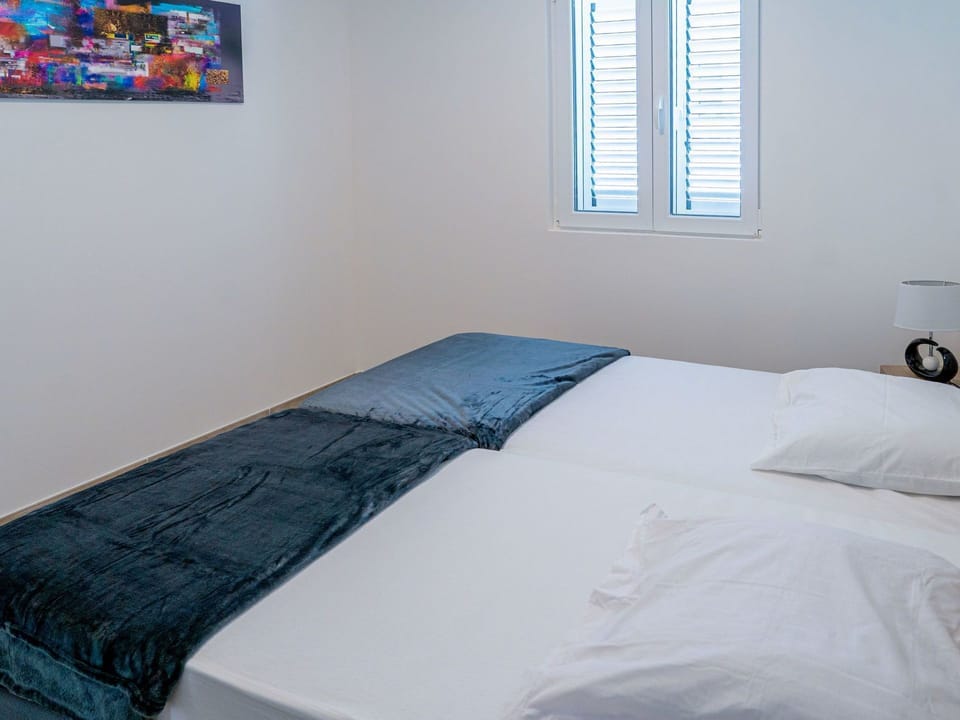 Bedroom, Bed, Bed Sheet, Room, Furniture, Bedding, Mattress, Property, Bed Frame, Floor