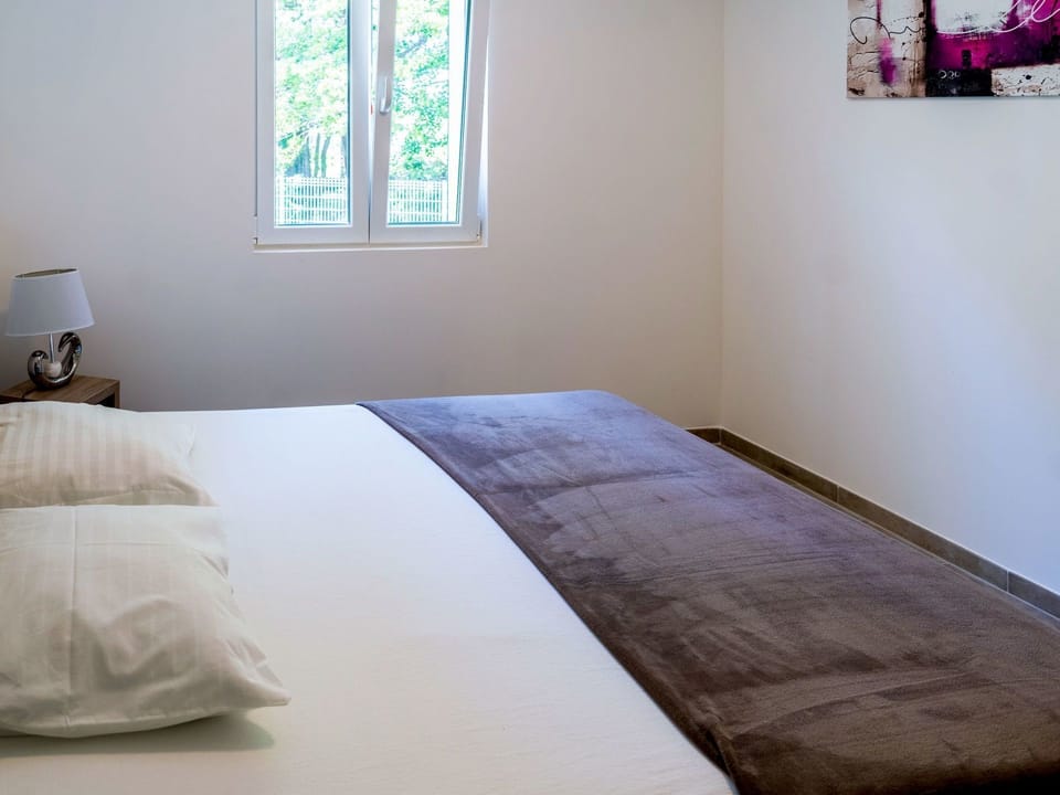 Bedroom, Bed, Room, Furniture, Bed Sheet, Property, Bedding, Bed Frame, Mattress, Floor