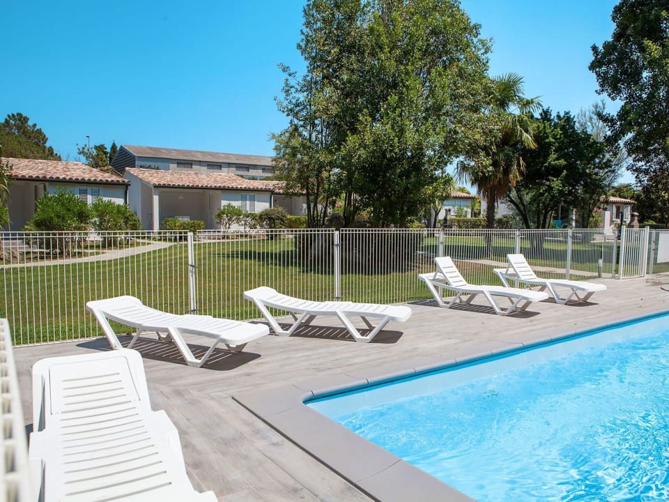 Property, Swimming Pool, House, Real Estate, Home, Building, Sunlounger, Outdoor Furniture, Leisure, Furniture