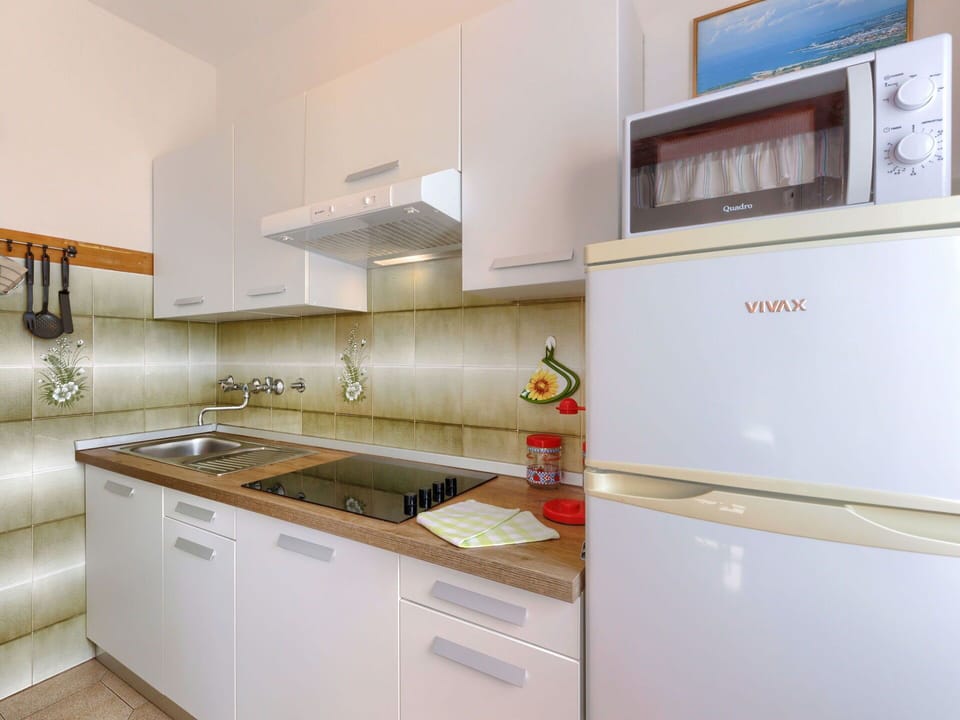 Cabinetry, Countertop, Building, Property, Kitchen Sink, Kitchen, Kitchen Appliance, Kitchen Stove, Sink, Home Appliance