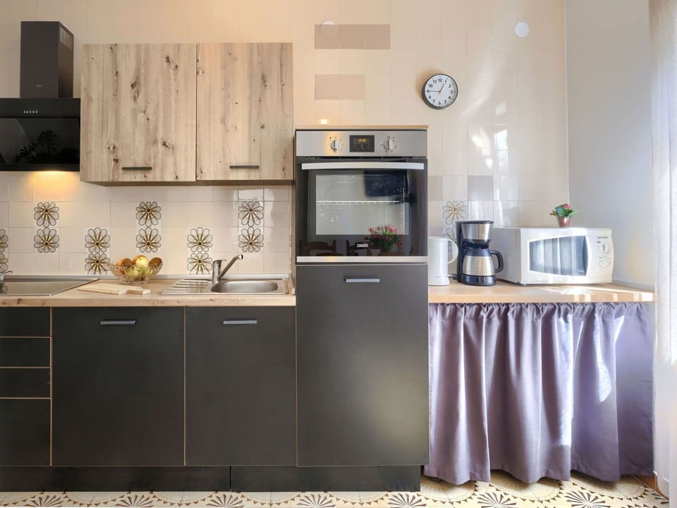 Cabinetry, Countertop, Property, Tap, Sink, Kitchen, Kitchen Stove, Home Appliance, Wood, Lighting