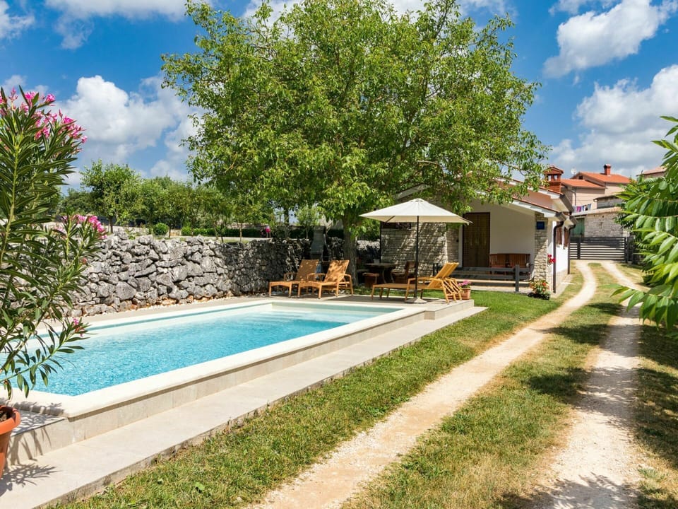 Cloud, Plant, Water, Sky, Property, Swimming Pool, Tree, Building, Shade, Outdoor Furniture