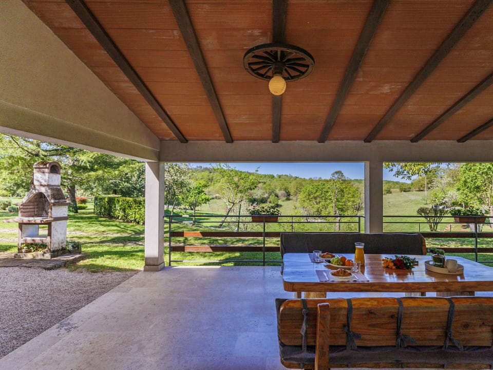 Plant, Table, Shade, Wood, Architecture, Tree, Interior Design, Leisure, Outdoor Furniture, Real Estate