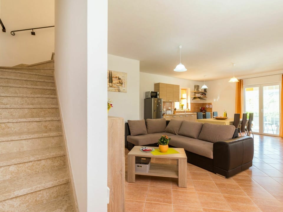 Room, Property, Living Room, Furniture, Floor, Interior Design, Wood Flooring, Building, Laminate Flooring, House