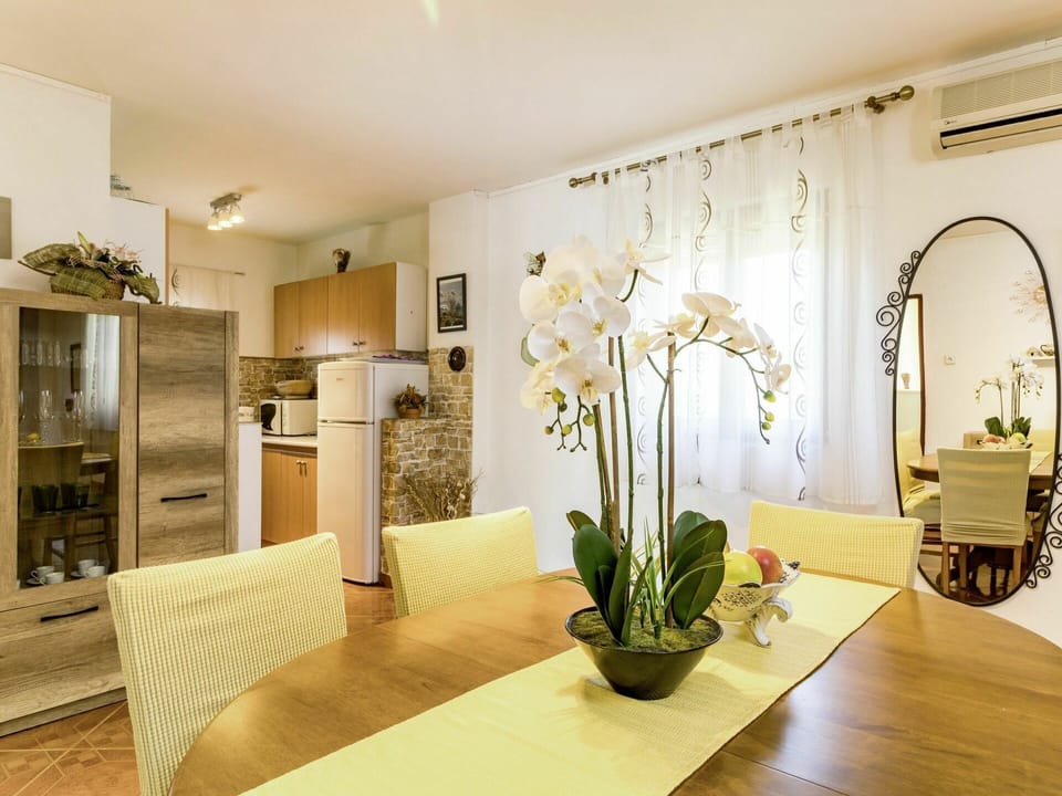 Interior Design, Property, Room, Living Room, Building, Ceiling, Furniture, Floor, House, Real Estate