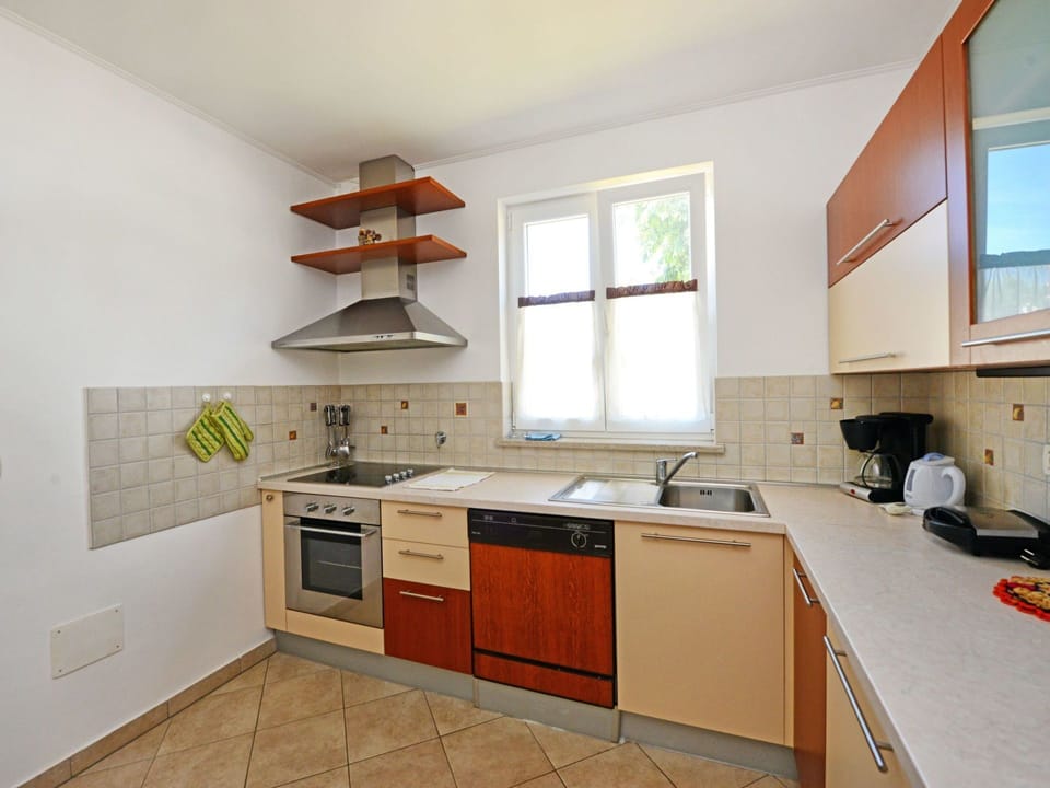 Property, Room, Furniture, Kitchen, Countertop, Cabinetry, Building, Interior Design, House, Floor