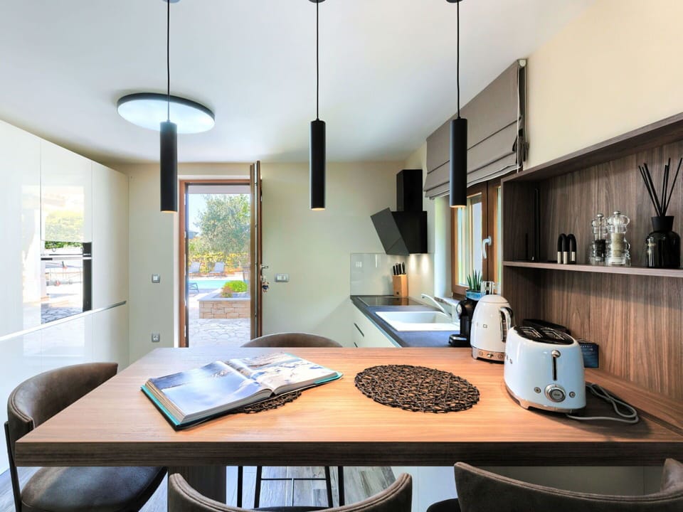 Property, Furniture, Table, Interior Design, Building, Lighting, Wood, Tableware, Kitchen Appliance, Floor