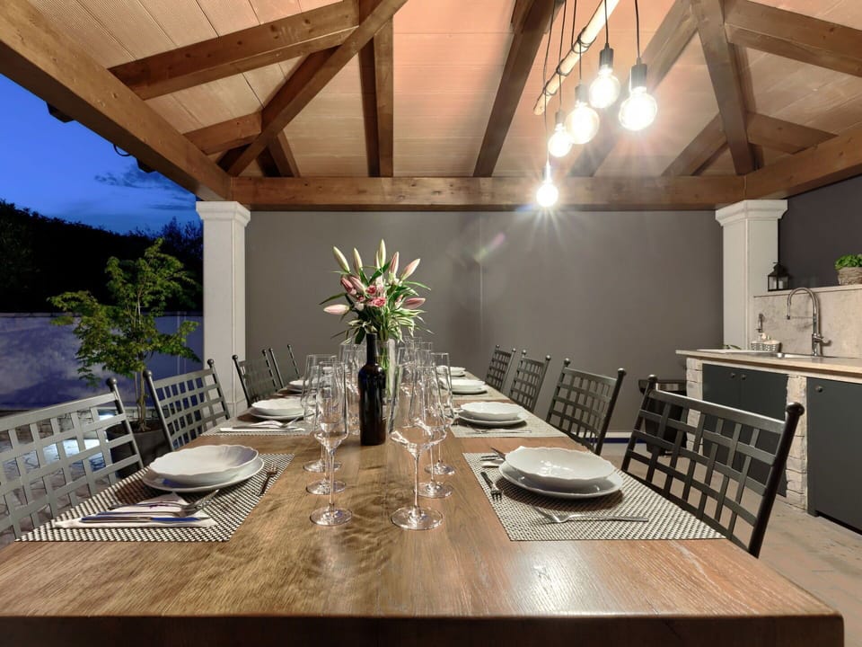 Table, Furniture, Tableware, Property, Building, Chair, Wood, Interior Design, Lighting, Decoration