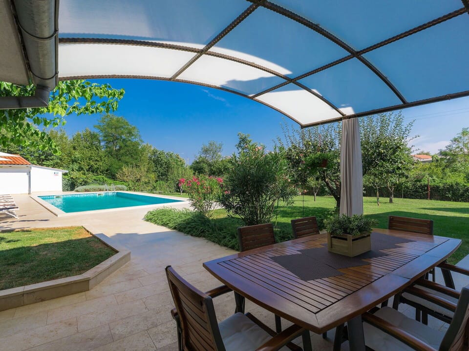Plant, Table, Furniture, Building, Shade, Lighting, Interior Design, Architecture, Sky, Outdoor Furniture