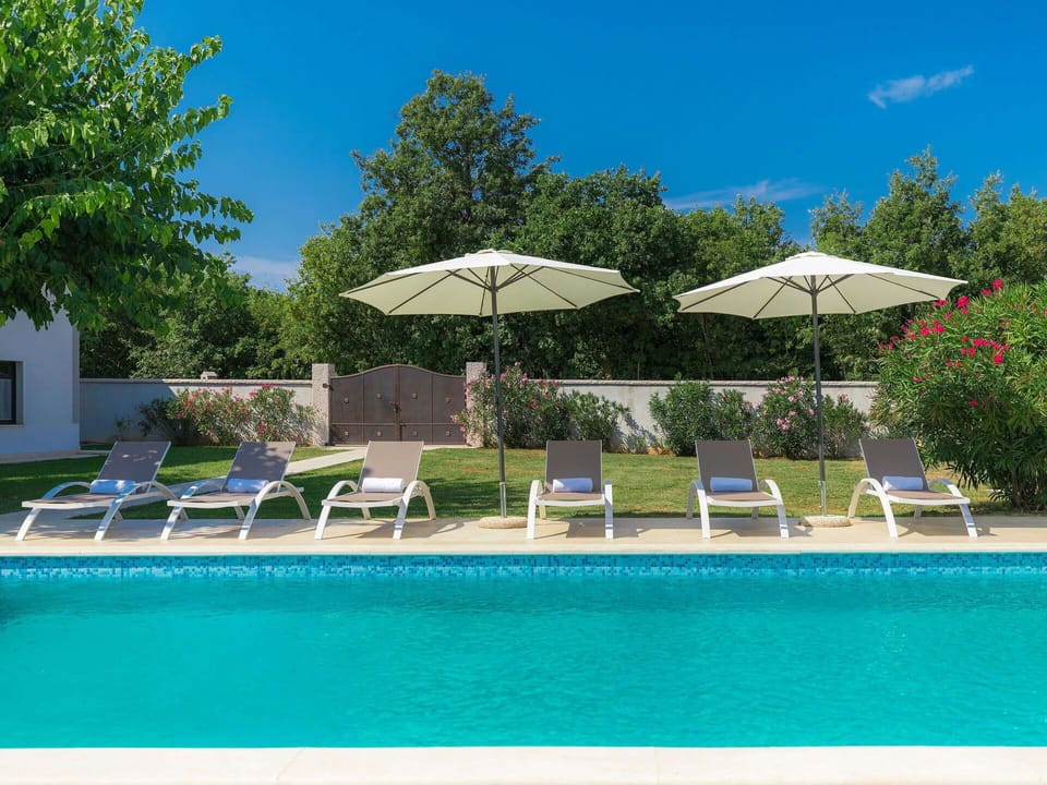 Property, Swimming Pool, Resort, Real Estate, Vacation, Leisure, Umbrella, Building, House, Villa