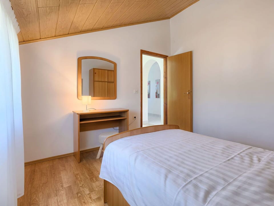 Furniture, Property, Building, Comfort, Window, Cabinetry, Wood, Bed Frame, Textile, Bed