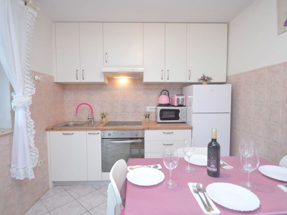 Cabinetry, Furniture, Property, Sink, Countertop, Tableware, Kitchen, Interior Design, Wood, Lighting