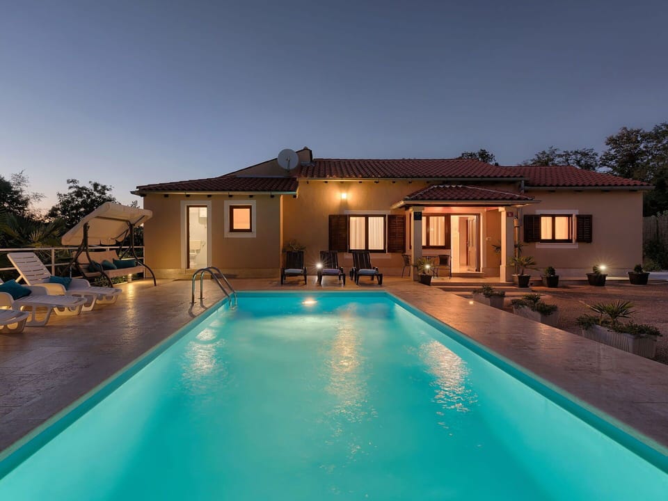 Water, Sky, Plant, Building, Property, Window, Swimming Pool, Nature, Azure, Tree