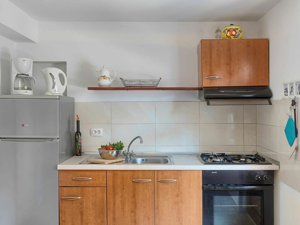 Cabinetry, Countertop, Property, Furniture, Kitchen Stove, Kitchen Sink, Kitchen, Sink, Home Appliance, Wood