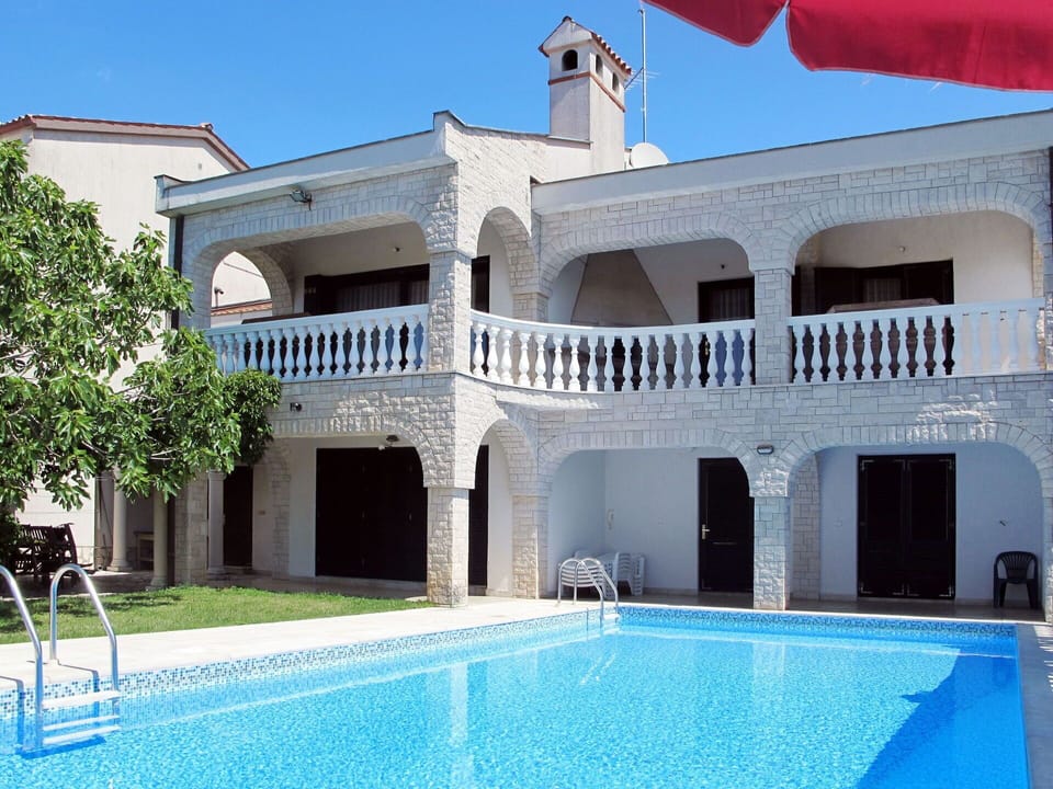 Property, Building, House, Swimming Pool, Real Estate, Villa, Estate, Architecture, Home, Apartment