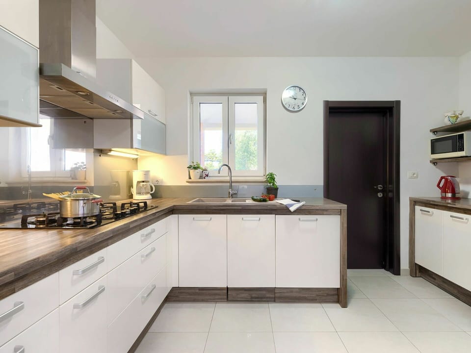 Cabinetry, Tap, Kitchen Sink, Countertop, Sink, Property, Plumbing Fixture, Wood, Kitchen Stove, Kitchen