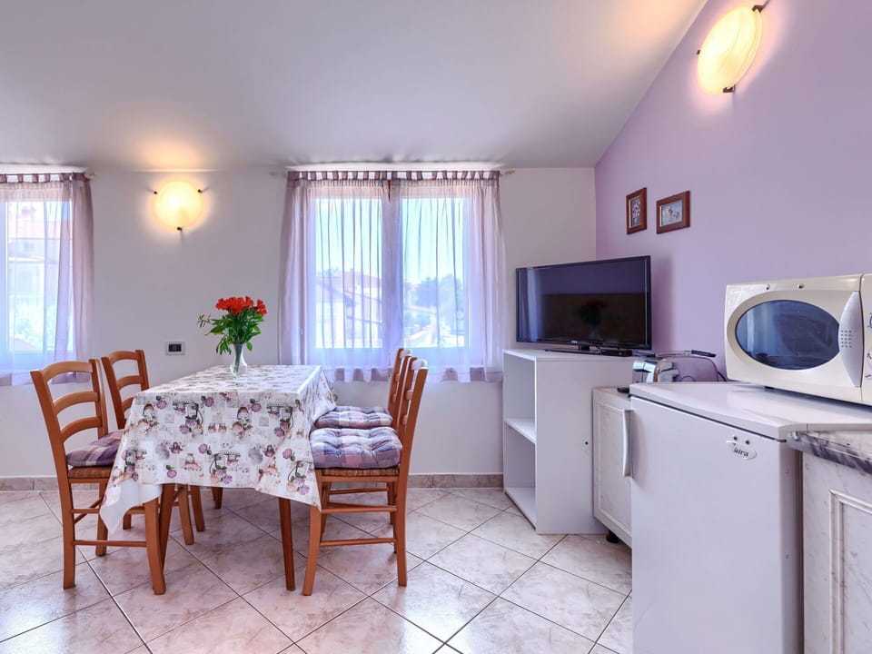Furniture, Home, Chair, Kitchen & Dining Room Table, Houseplant, Coffee Table