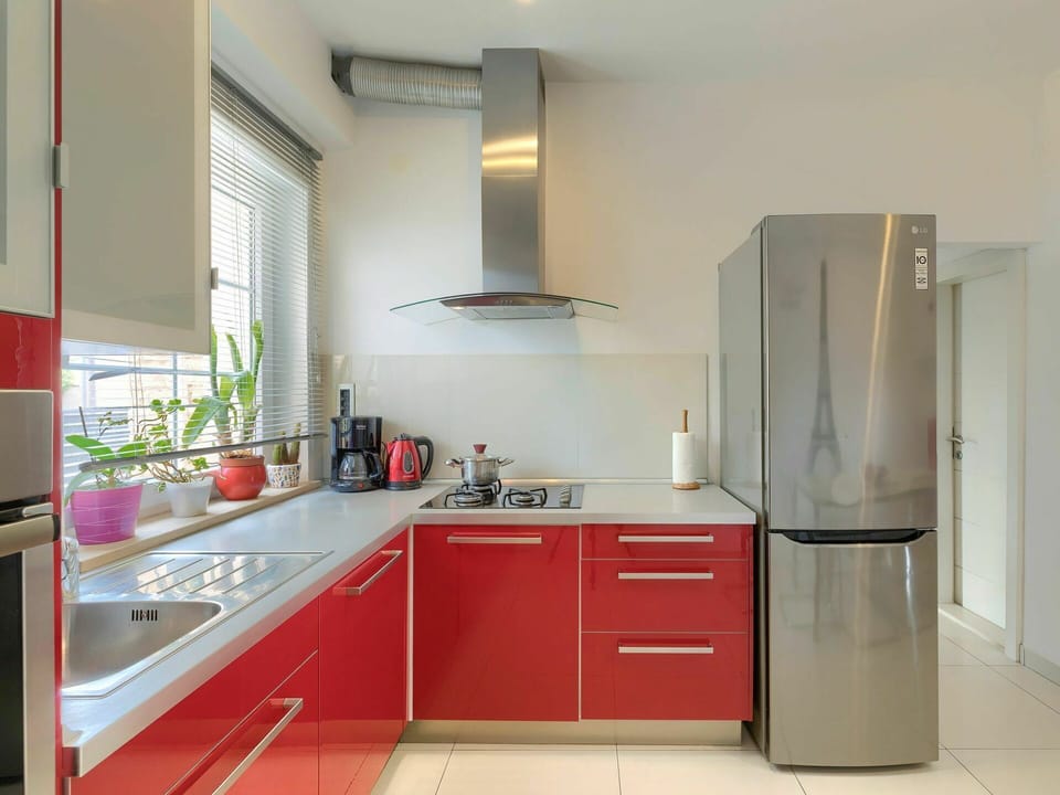 Cabinetry, Kitchen Sink, Building, Countertop, Sink, Kitchen Appliance, Kitchen Stove, Kitchen, Home Appliance, Plant