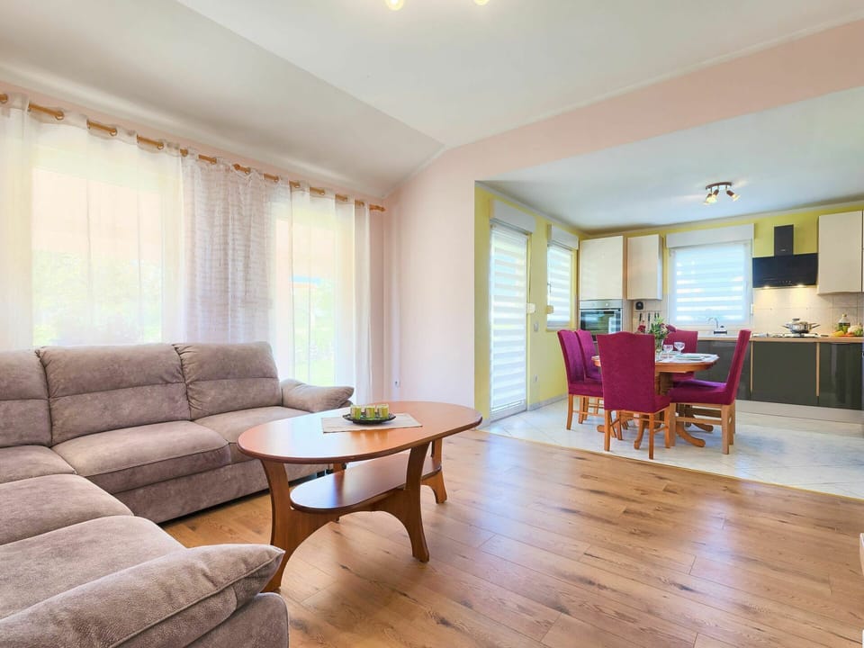 Room, Property, Furniture, Interior Design, Living Room, Real Estate, Floor, Building, House, Table