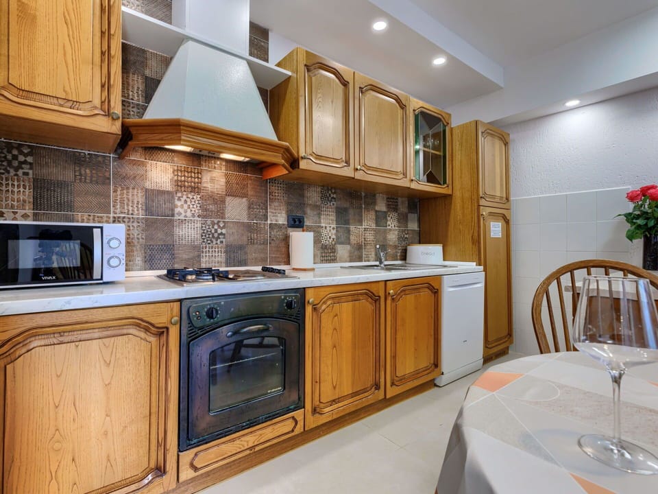Cabinetry, Countertop, Property, Flowerpot, Kitchen Appliance, Plant, Kitchen, Kitchen Stove, Wood, Home Appliance