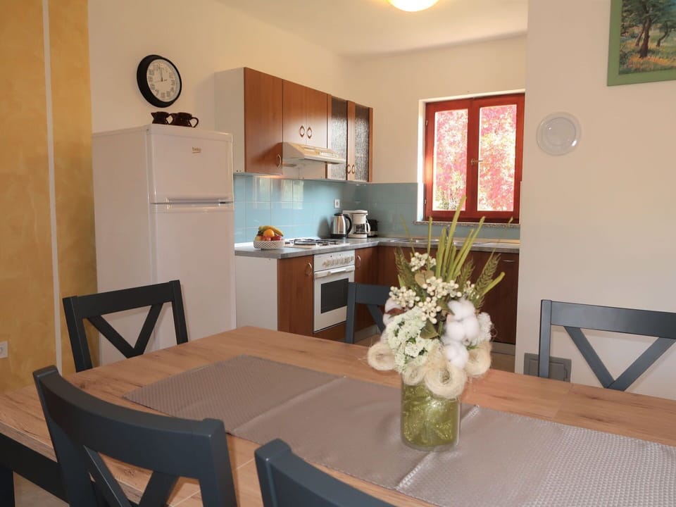 Table, Furniture, Property, Plant, Chair, Picture Frame, Interior Design, Flower, Building, Wood