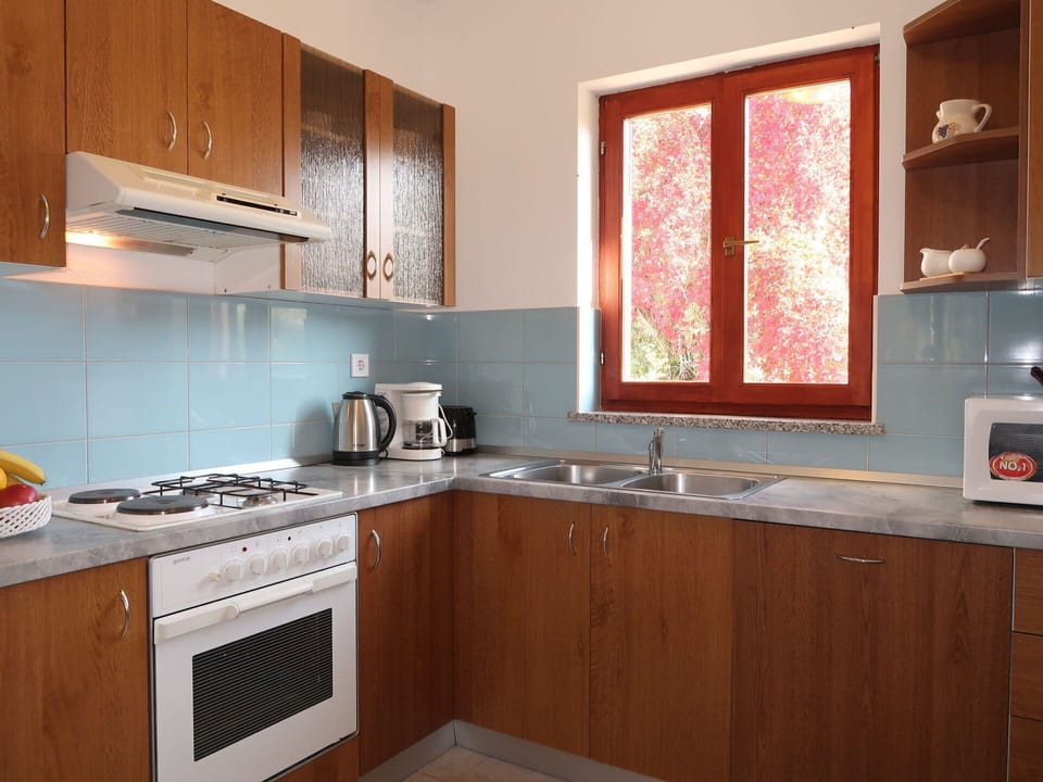Brown, Cabinetry, Countertop, Property, Kitchen Sink, Sink, Tap, Kitchen, Wood, Building