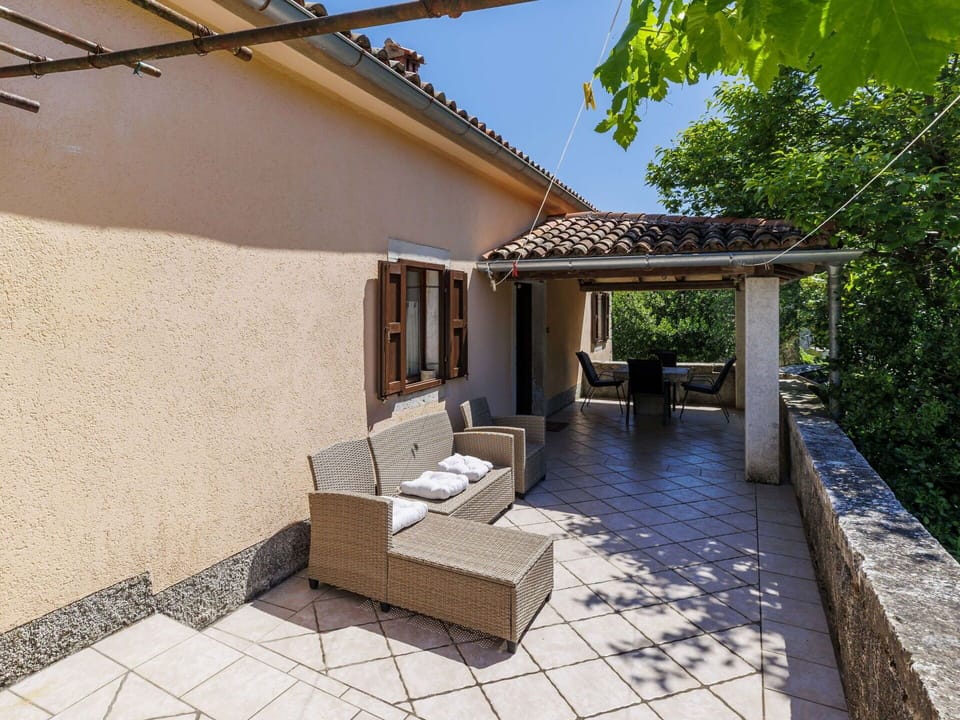 Wall, Architecture, Home, Door, Composite Material, Shade, Estate, Balcony, Tile, Porch