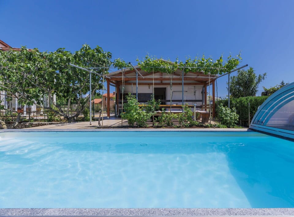 Water, Sky, Plant, Building, Swimming Pool, Shade, House, Tree, Leisure, Residential Area