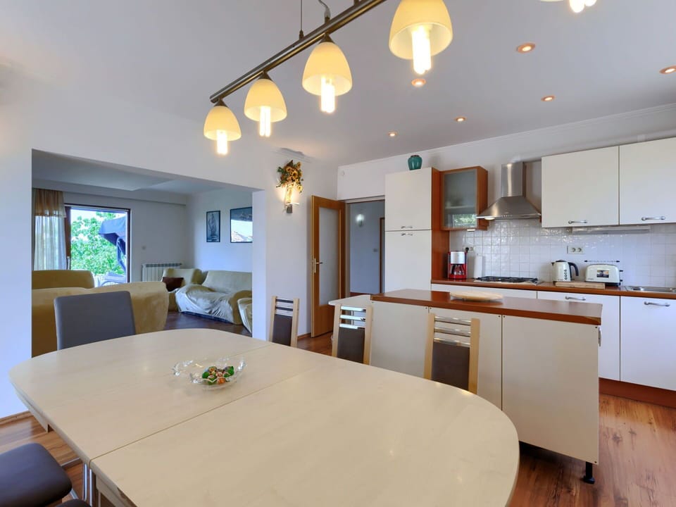 Table, Property, Cabinetry, Furniture, Sink, Countertop, Chair, Tap, Window, Kitchen Sink