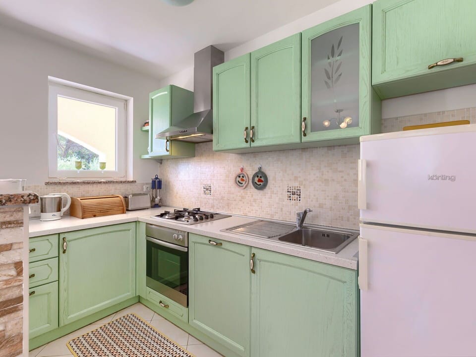 Kitchen Sink, Cabinetry, Tap, Sink, Countertop, Property, Plumbing Fixture, Building, Kitchen Stove, Kitchen Appliance