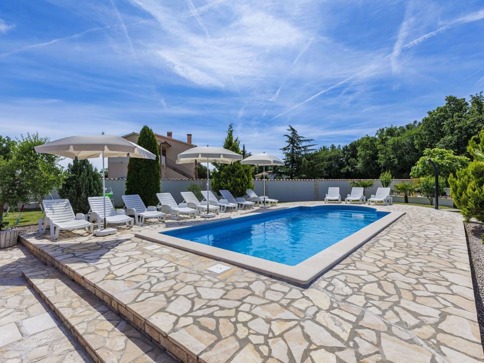 Cloud, Water, Sky, Plant, Swimming Pool, Tree, Leisure, Shade, Composite Material, Landscape
