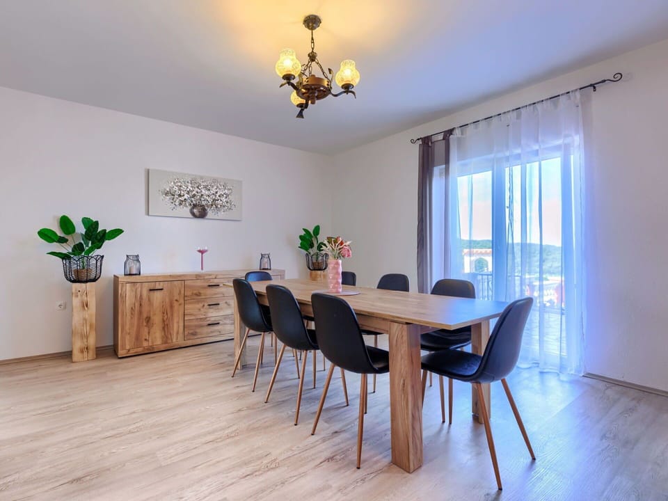 Furniture, Plant, Property, Table, Building, Flowerpot, Houseplant, Chair, Wood, Interior Design