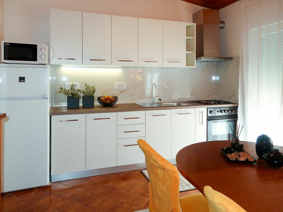 Cabinetry, Countertop, Property, Furniture, Kitchen Appliance, Drawer, Wood, Building, Kitchen, Flooring