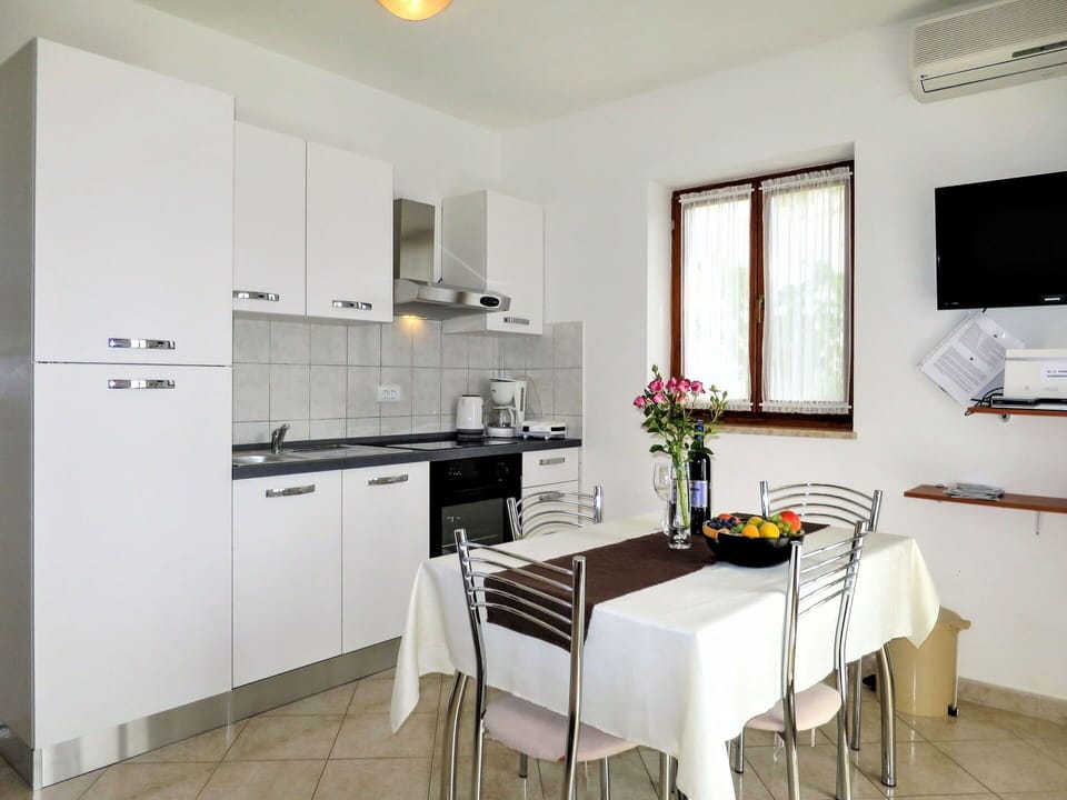 Furniture, Building, Cabinetry, Flower, Countertop, Tap, Chair, Houseplant, Kitchen Stove, Kitchen Appliance