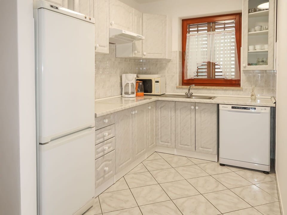 Cabinetry, Kitchen Sink, Countertop, Furniture, Property, Sink, Building, Kitchen Appliance, Window, Kitchen Stove