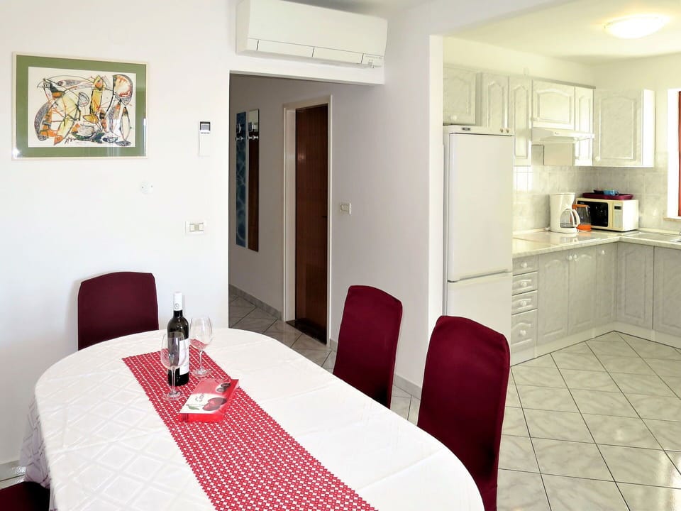 Furniture, Table, Property, Building, Chair, Cabinetry, Interior Design, Countertop, Tablecloth, Floor