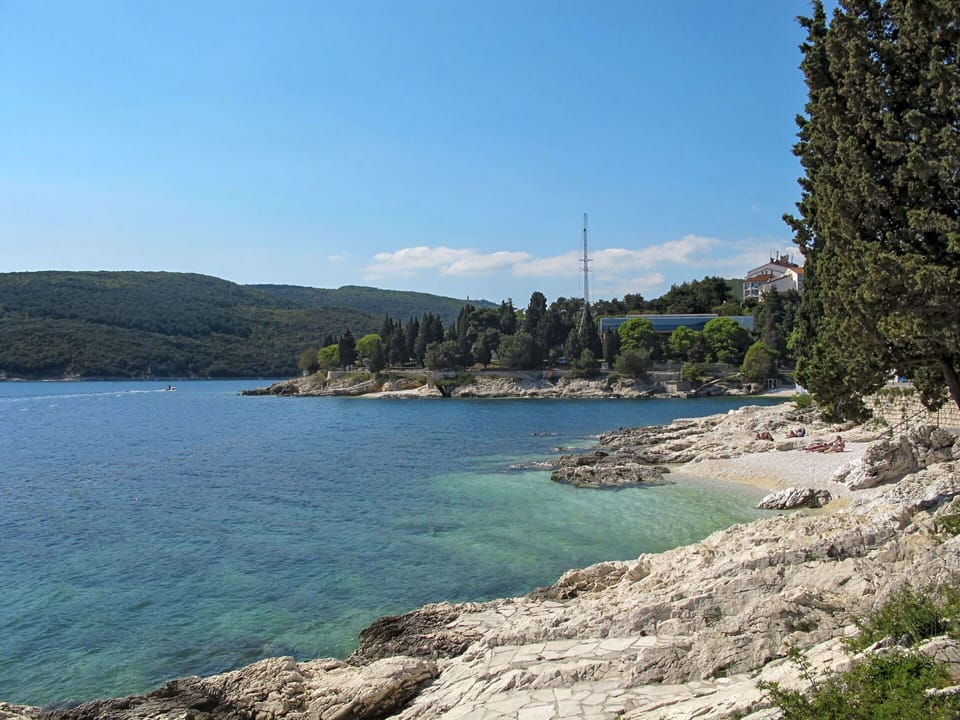 Water, Sky, Water Resources, Cloud, Tree, Lake, Natural Landscape, Coastal And Oceanic Landforms, Plant, Bank