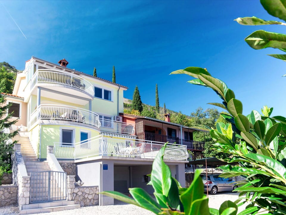 Property, House, Real Estate, Vegetation, Building, Home, Architecture, Villa, Sky, Apartment