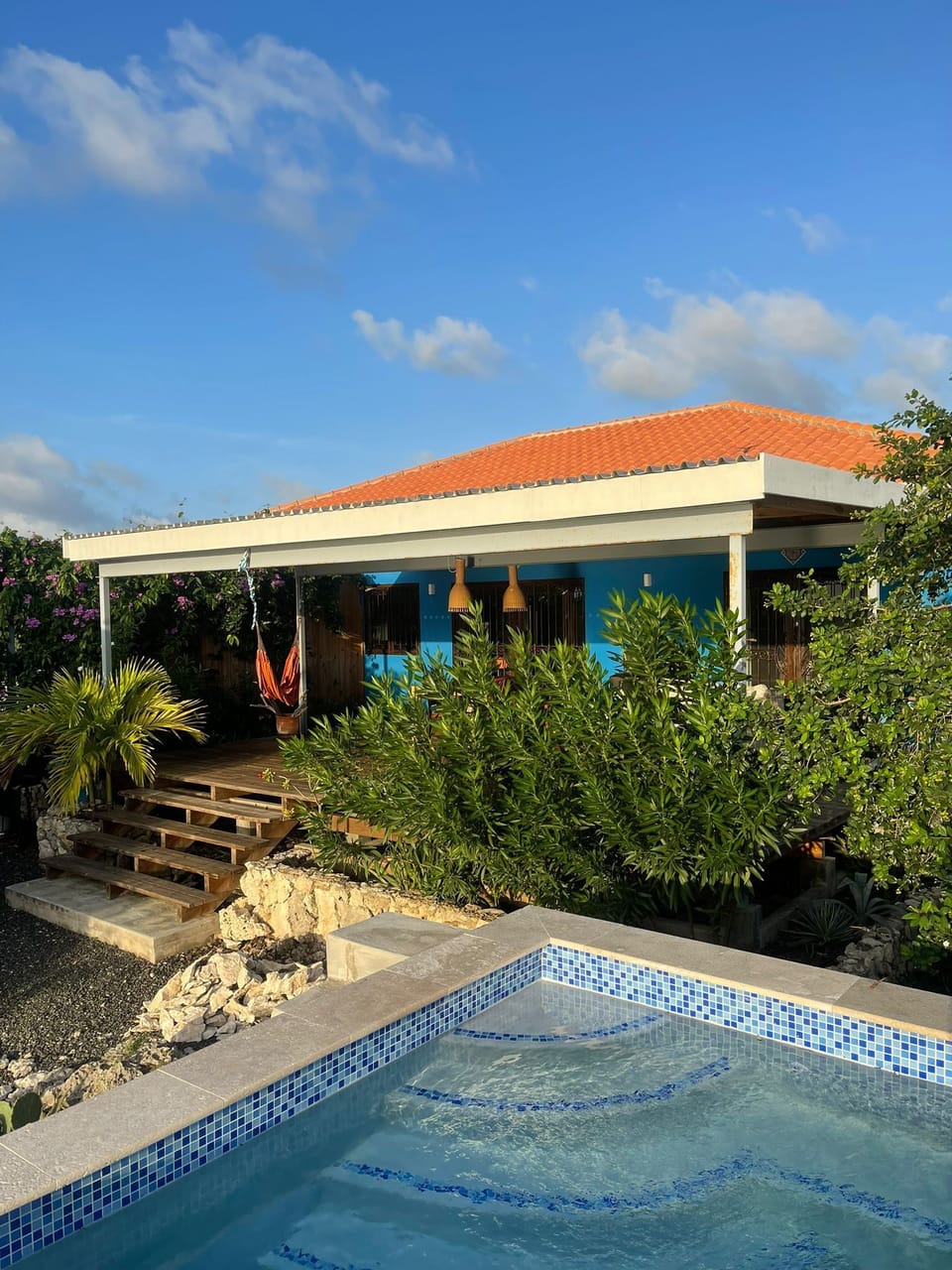 Private plunge pool is right off the deck on the edge of the cliff.