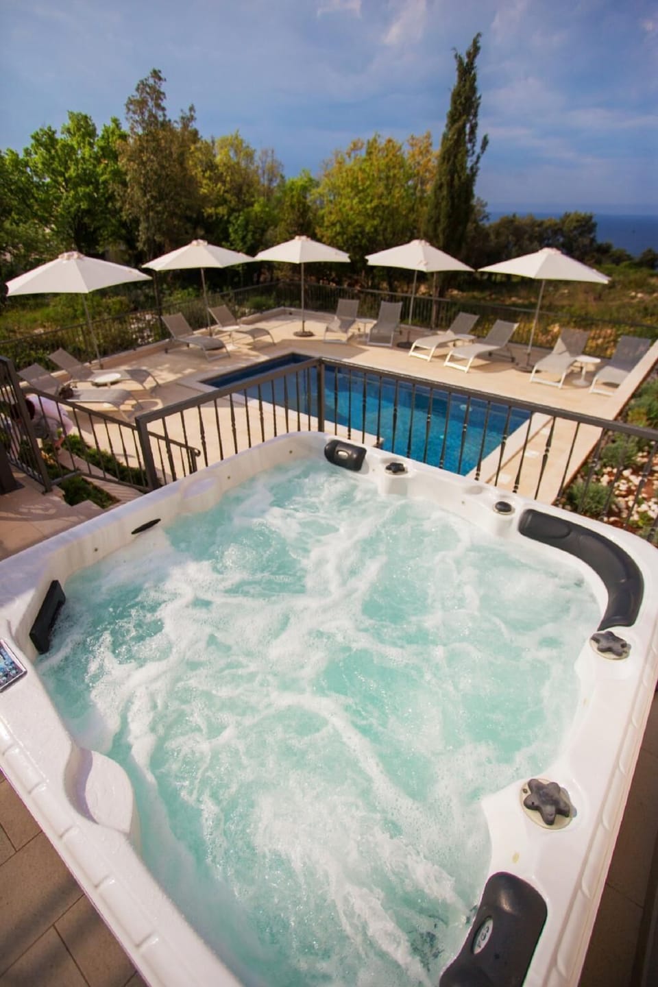 Spa tub