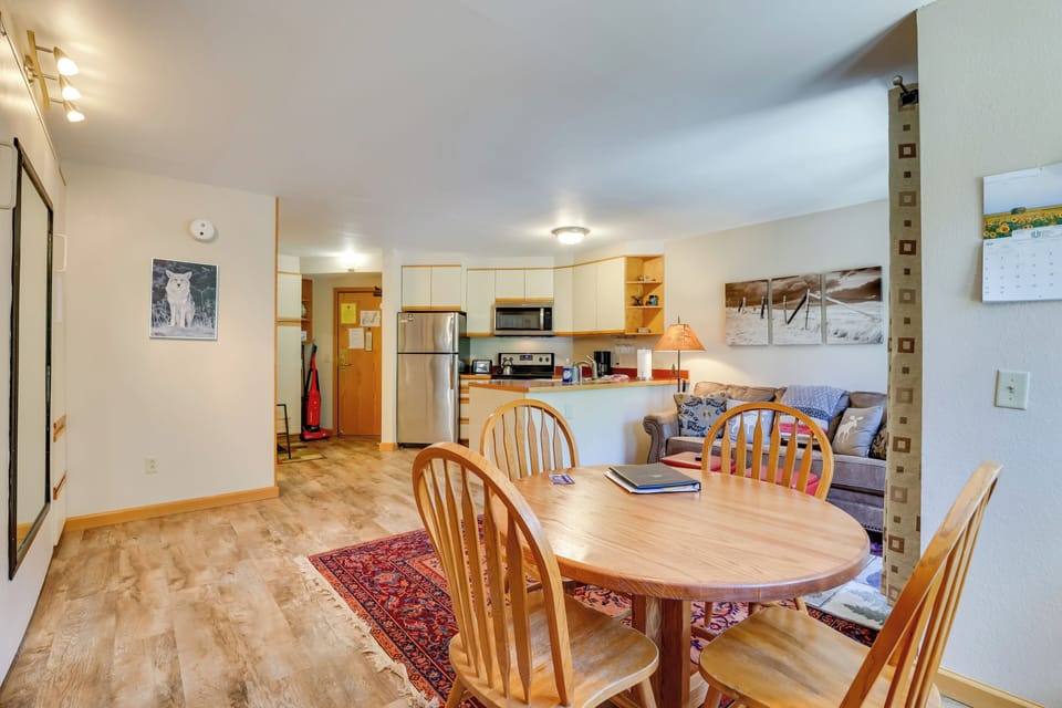 Dining Table | Dishware Provided