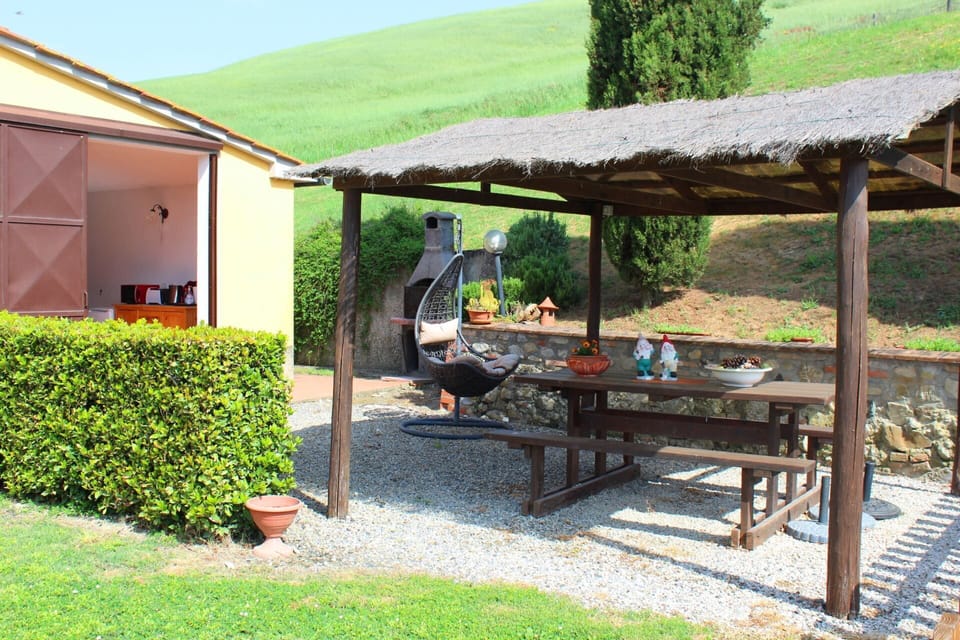Plant, Property, Outdoor Bench, Shade, Outdoor Furniture, Land Lot, Outdoor Table, Table, Leisure, Picnic Table