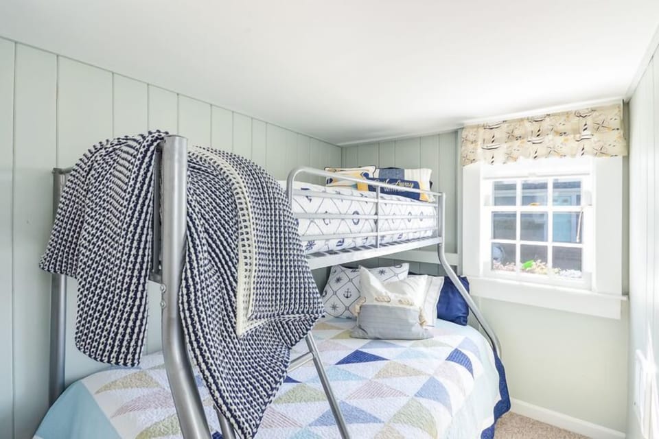 Bunk Bedroom with Double and One Twin