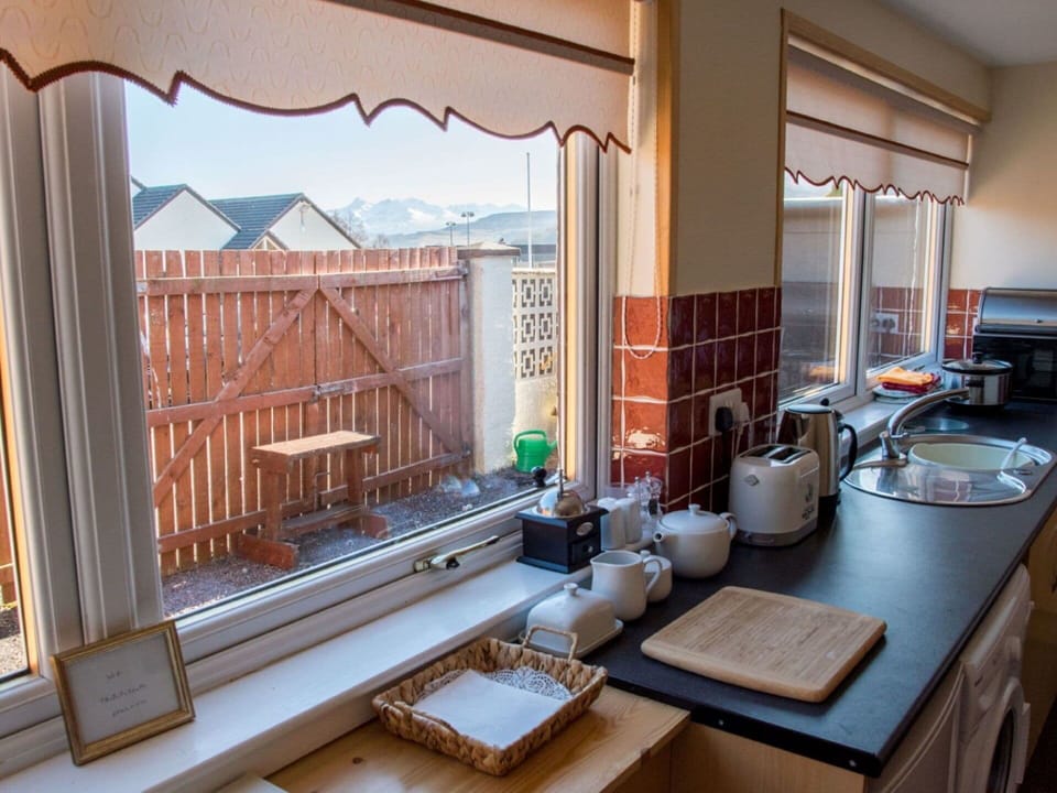 Property, Building, Table, Interior Design, Kitchen, Floor, Living Room, Window, Wood, Real Estate