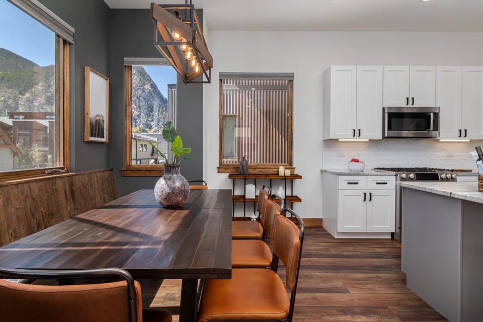 Dining Area w/Mountain Views.