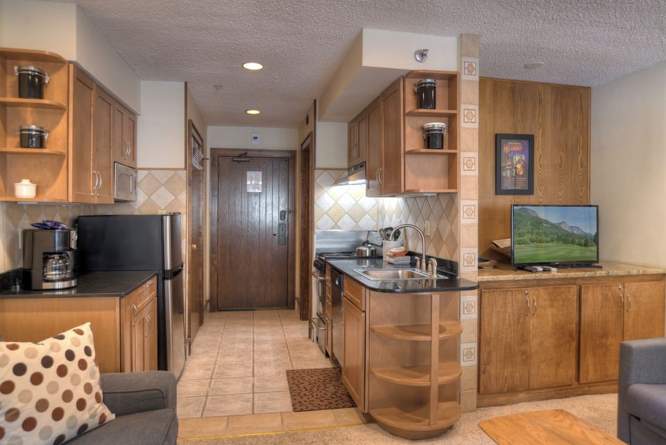 Full Kitchen - Kitchen