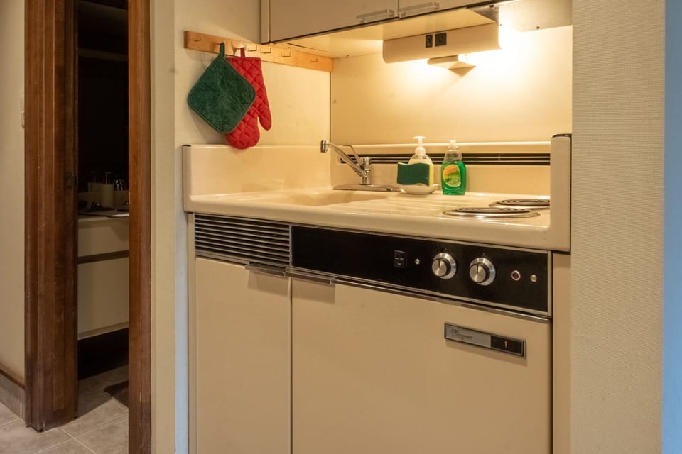 Kitchenette with Mini Fridge/Freezer - Kitchenette